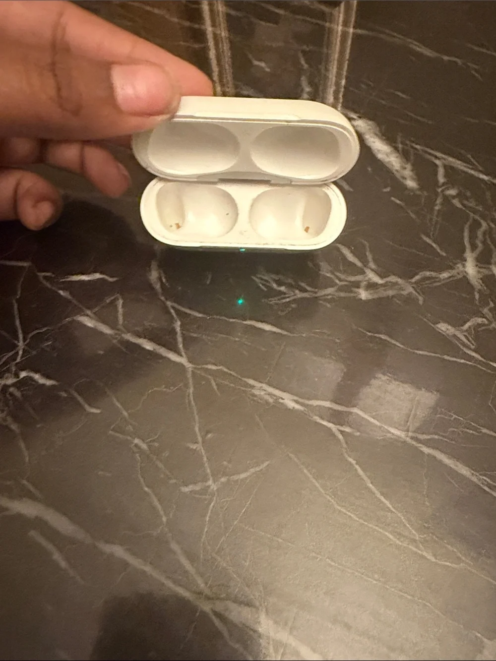 Apple White Wireless Earbuds Charging Case